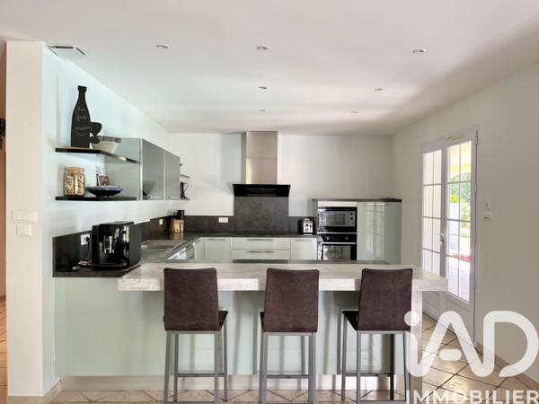Maison à vendre 8 pièces 230,81 m² Solliès-Toucas