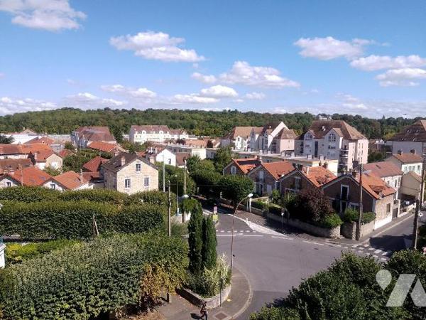 A 500m à pied de la gare, appartement T3 de 90m² habitable situé au 5ème étage comprenant: entr...