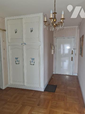 A 500m à pied de la gare, appartement T3 de 90m² habitable situé au 5ème étage comprenant: entr...