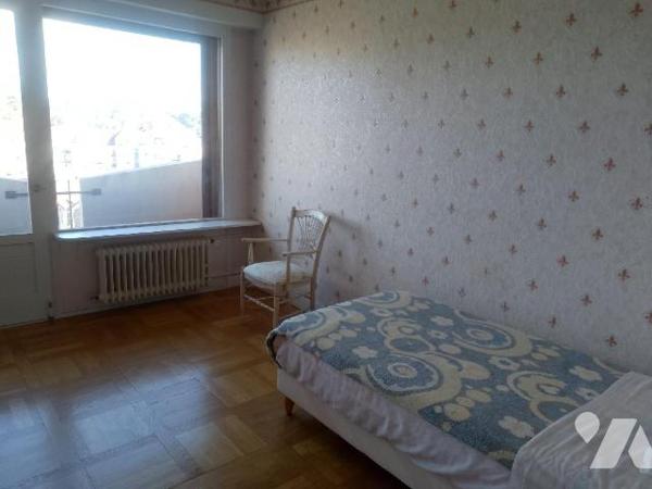 A 500m à pied de la gare, appartement T3 de 90m² habitable situé au 5ème étage comprenant: entr...