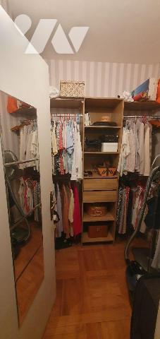 A 500m à pied de la gare, appartement T3 de 90m² habitable situé au 5ème étage comprenant: entr...