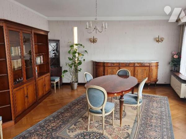 A 500m à pied de la gare, appartement T3 de 90m² habitable situé au 5ème étage comprenant: entr...