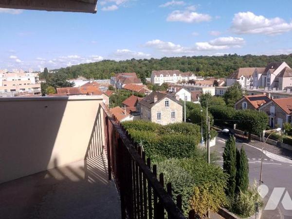 A 500m à pied de la gare, appartement T3 de 90m² habitable situé au 5ème étage comprenant: entr...