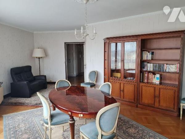 A 500m à pied de la gare, appartement T3 de 90m² habitable situé au 5ème étage comprenant: entr...