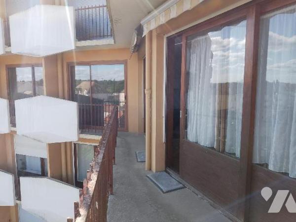 A 500m à pied de la gare, appartement T3 de 90m² habitable situé au 5ème étage comprenant: entr...