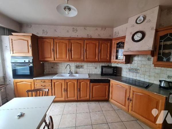 A 500m à pied de la gare, appartement T3 de 90m² habitable situé au 5ème étage comprenant: entr...