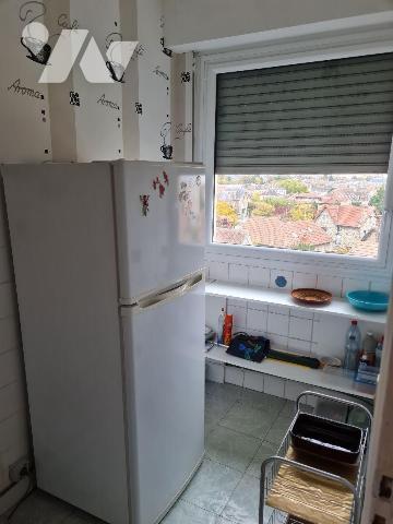 A 500m à pied de la gare, appartement T3 de 90m² habitable situé au 5ème étage comprenant: entr...