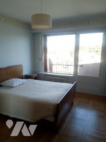 A 500m à pied de la gare, appartement T3 de 90m² habitable situé au 5ème étage comprenant: entr...