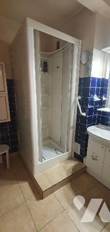 A 500m à pied de la gare, appartement T3 de 90m² habitable situé au 5ème étage comprenant: entr...