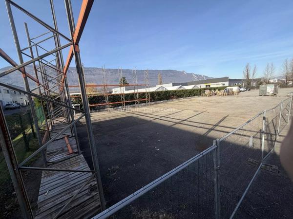 Location Parking 1000 m2 à Voglans