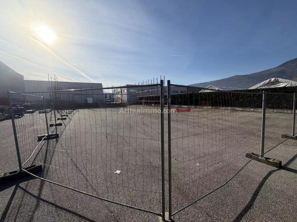 Location Parking 1000 m2 à Voglans