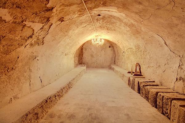 A VENDRE en EXCLUSIVITE à DRAGUIGNAN - LOCAL COMMERCIAL AVEC ATELIER ET VASTE ESPACE DE STOCKAGE
