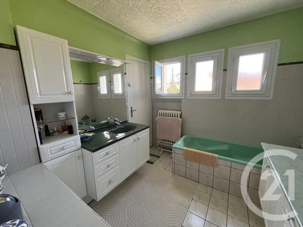 Maison à vendre  6 pièces - 130 m 2   CHATELLERAULT  - 86