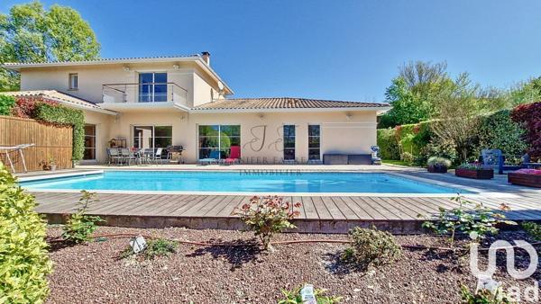 Maison 6 pièces de 242 m² à Yvrac (33370)