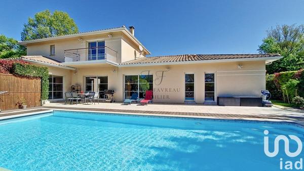 Maison 6 pièces de 242 m² à Yvrac (33370)