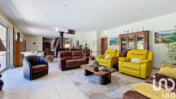 Maison 6 pièces de 242 m² à Yvrac (33370)