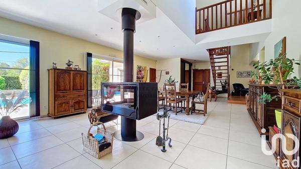 Maison 6 pièces de 242 m² à Yvrac (33370)