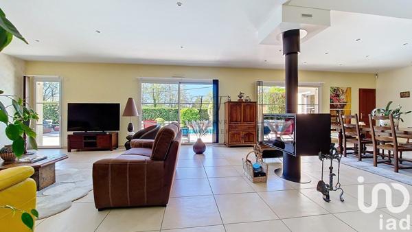 Maison 6 pièces de 242 m² à Yvrac (33370)