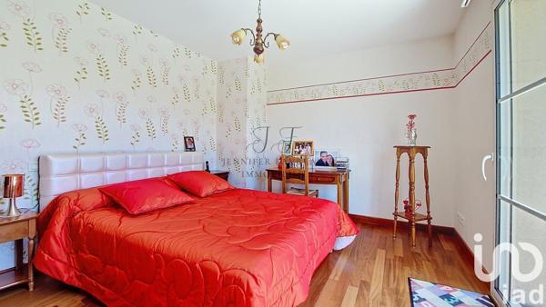 Maison 6 pièces de 242 m² à Yvrac (33370)