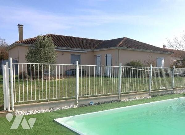 PAVILLON DE PLAIN-PIED, env. 136m2 habitables, construit en 2008/2009 et comprenant :
. entrée...