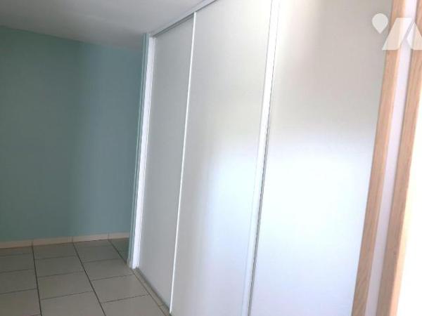 PAVILLON DE PLAIN-PIED, env. 136m2 habitables, construit en 2008/2009 et comprenant :
. entrée...