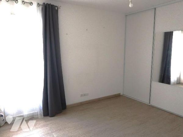 PAVILLON DE PLAIN-PIED, env. 136m2 habitables, construit en 2008/2009 et comprenant :
. entrée...