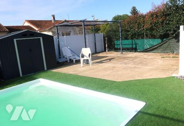 PAVILLON DE PLAIN-PIED, env. 136m2 habitables, construit en 2008/2009 et comprenant :
. entrée...