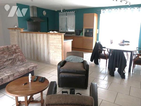 PAVILLON DE PLAIN-PIED, env. 136m2 habitables, construit en 2008/2009 et comprenant :
. entrée...