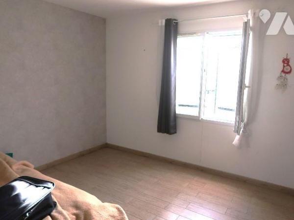 PAVILLON DE PLAIN-PIED, env. 136m2 habitables, construit en 2008/2009 et comprenant :
. entrée...