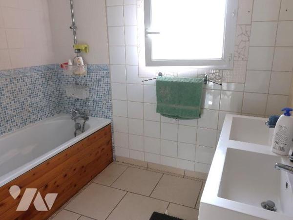 PAVILLON DE PLAIN-PIED, env. 136m2 habitables, construit en 2008/2009 et comprenant :
. entrée...