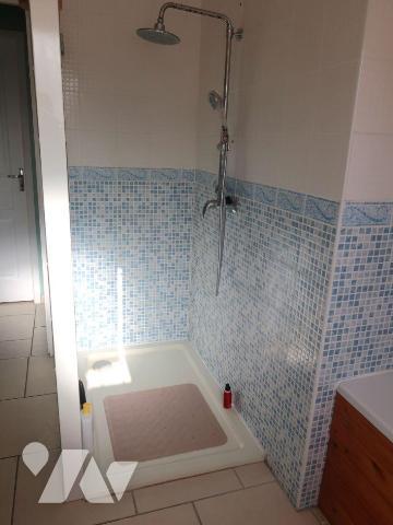 PAVILLON DE PLAIN-PIED, env. 136m2 habitables, construit en 2008/2009 et comprenant :
. entrée...