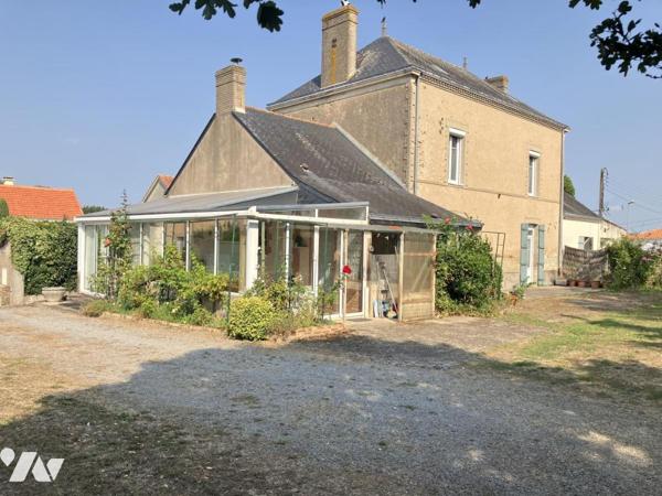 Sur un parc arboré de 1 500 m², propriété de caractère avec dépendances