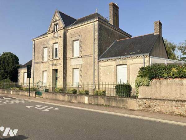 Sur un parc arboré de 1 500 m², propriété de caractère avec dépendances