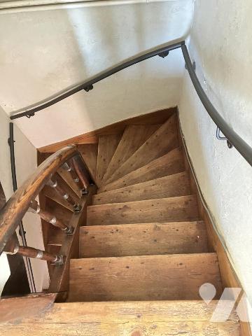 Sur un parc arboré de 1 500 m², propriété de caractère avec dépendances