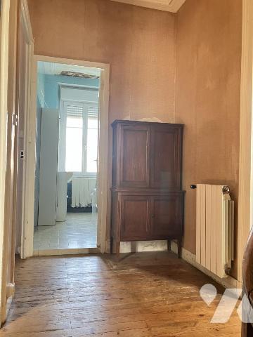 Sur un parc arboré de 1 500 m², propriété de caractère avec dépendances