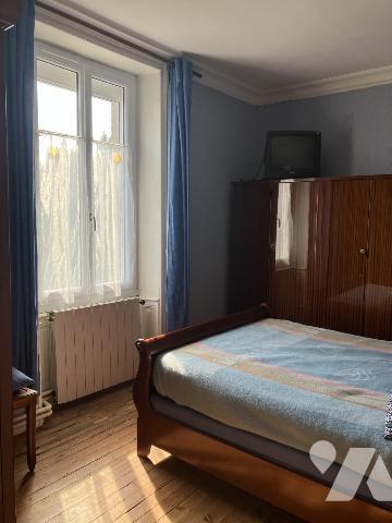 Sur un parc arboré de 1 500 m², propriété de caractère avec dépendances