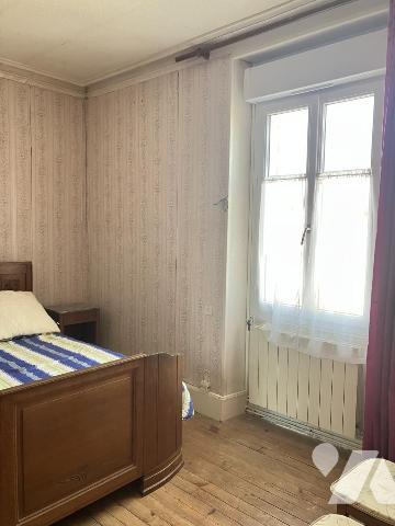 Sur un parc arboré de 1 500 m², propriété de caractère avec dépendances