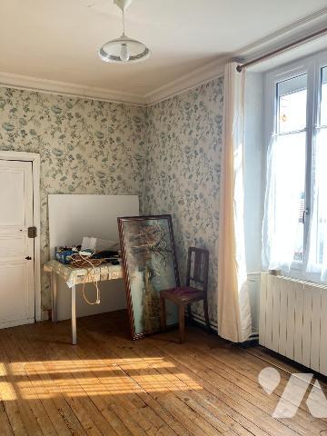 Sur un parc arboré de 1 500 m², propriété de caractère avec dépendances