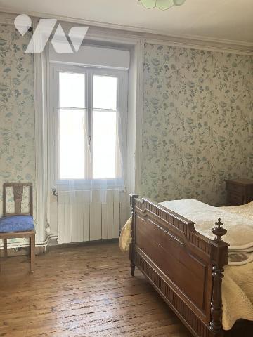 Sur un parc arboré de 1 500 m², propriété de caractère avec dépendances