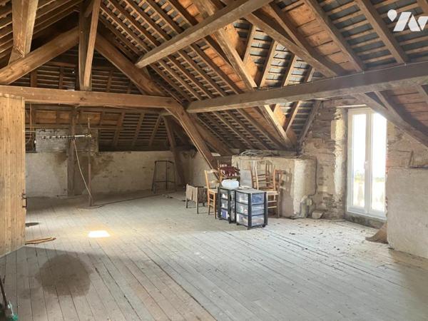 Sur un parc arboré de 1 500 m², propriété de caractère avec dépendances