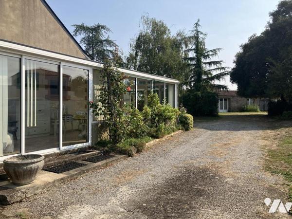 Sur un parc arboré de 1 500 m², propriété de caractère avec dépendances