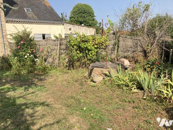 Sur un parc arboré de 1 500 m², propriété de caractère avec dépendances