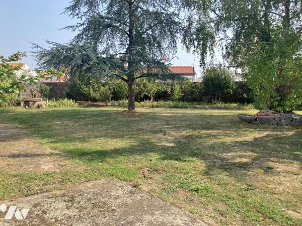 Sur un parc arboré de 1 500 m², propriété de caractère avec dépendances