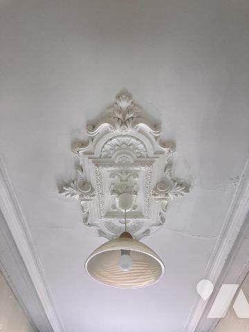 Sur un parc arboré de 1 500 m², propriété de caractère avec dépendances