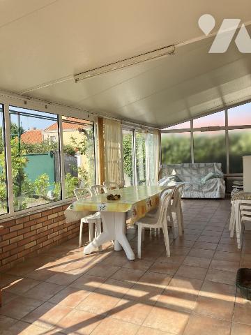 Sur un parc arboré de 1 500 m², propriété de caractère avec dépendances