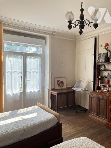 Sur un parc arboré de 1 500 m², propriété de caractère avec dépendances