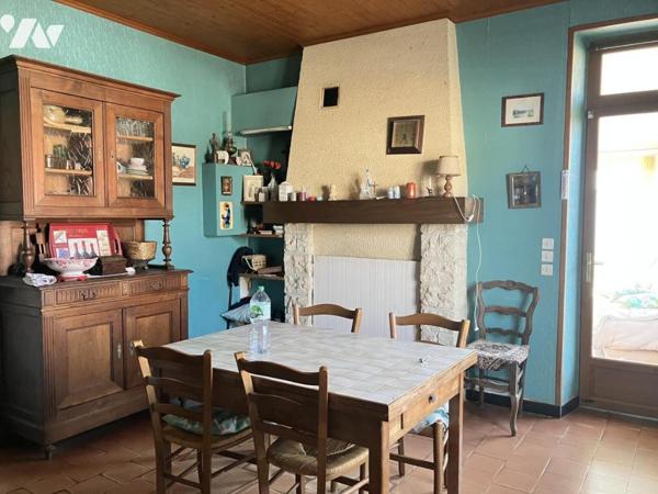 Sur un parc arboré de 1 500 m², propriété de caractère avec dépendances