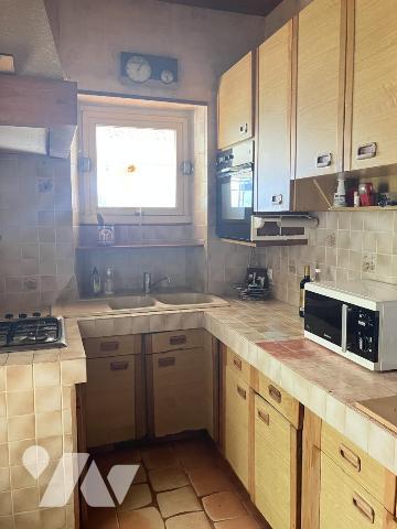 Sur un parc arboré de 1 500 m², propriété de caractère avec dépendances