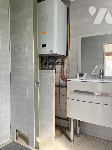 Sur un parc arboré de 1 500 m², propriété de caractère avec dépendances