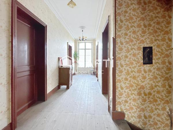 Le prestige d’une maison de maître, au cœur d’un cadre verdoyant.